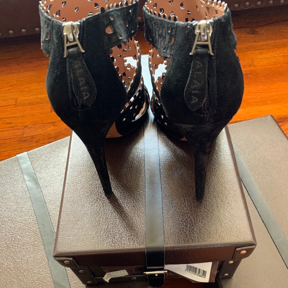 🛑SOLD🛑 Alaia Black Suede Laser Cut Sandals Size - Picture 4 of 9